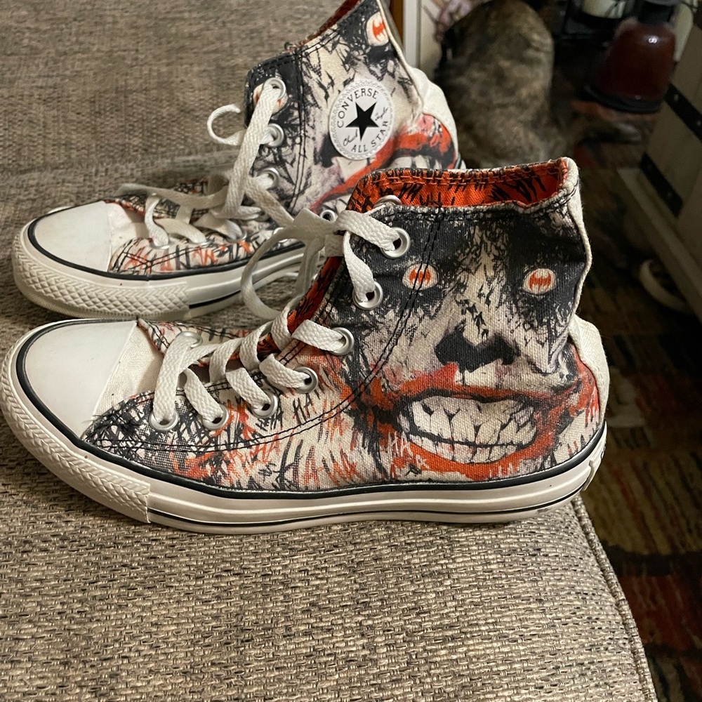 Chuck taylor Rare joker converse.       Mens size 4 womens size 6